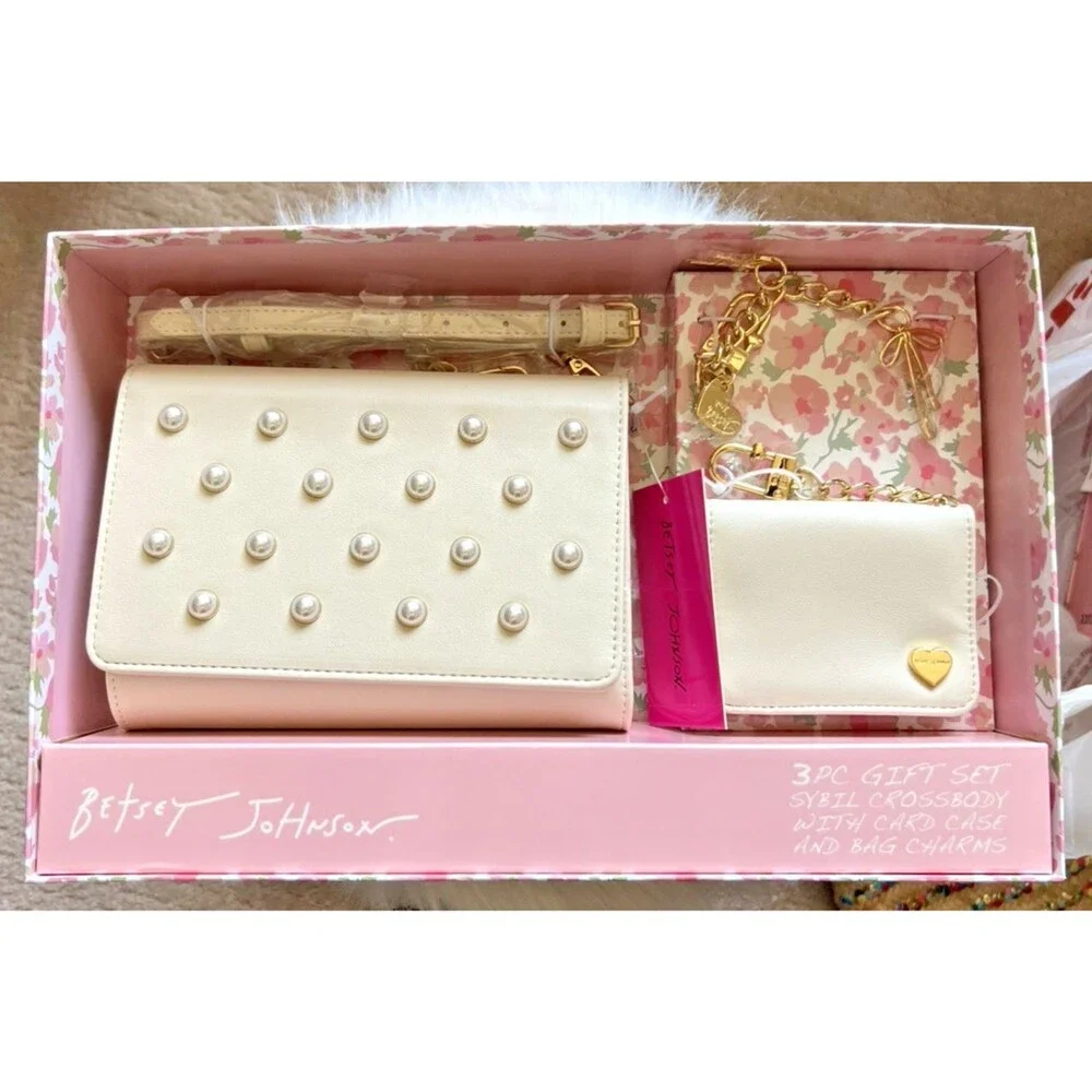 Betsey Johnson Sybil Crossbody Gift Set w/ Card Case & Charms NWT Pink Hearts